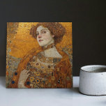 Azulejo De Cerâmica Ouro Fase Gustav Klimt Mosaic Edwardian Mulher C<br><div class="desc">Este belo azulejo cerâmico apresenta um trabalho de arte inspirado na "fase de ouro" de Gustav Klimt, representando uma mulher da era Edwardian. Nesse período, Klimt ficou fascinado pelos mosaicos bizantinos e desenvolveu sua técnica de mosaico com folha de ouro e cores vibrantes. Este trabalho de arte homenageia a abordagem...</div>