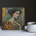 Azulejo De Cerâmica Ouro Fase Gustav Klimt Mosaic Edwardian Mulher C<br><div class="desc">Este belo azulejo cerâmico apresenta um trabalho de arte inspirado na "fase de ouro" de Gustav Klimt, representando uma mulher da era Edwardian. Nesse período, Klimt ficou fascinado pelos mosaicos bizantinos e desenvolveu sua técnica de mosaico com folha de ouro e cores vibrantes. Este trabalho de arte homenageia a abordagem...</div>