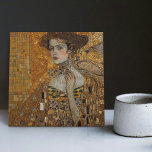Azulejo De Cerâmica Ouro Fase Gustav Klimt Mosaic Edwardian Mulher C<br><div class="desc">Este belo azulejo cerâmico apresenta um trabalho de arte inspirado na "fase de ouro" de Gustav Klimt, representando uma mulher da era Edwardian. Nesse período, Klimt ficou fascinado pelos mosaicos bizantinos e desenvolveu sua técnica de mosaico com folha de ouro e cores vibrantes. Este trabalho de arte homenageia a abordagem...</div>