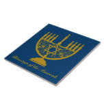 Azulejo De Cerâmica Ouro Menorah<br><div class="desc">Azulejo cerâmico quadrado com a imagem de uma menorah ouro e texto opcional em azul real. Consulte placa de papel e portas copos correspondentes. Veja toda a coleção de Azulejos Chanucá sob a categoria HOME na seção HOLIDAYS.</div>