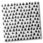 Azulejo De Cerâmica Padrão branco preto de triângulo simples<br><div class="desc">Use este simples pano de fundo de triângulo preto e branco para personalizar seu espaço de vida. Você pode até mesmo mudar a coloração de fundo para realmente fazê-la sua própria aparência. E você pode até fazer dos triângulos uma cor diferente! Quer queiras usar este azulejo como uma pequena porta...</div>