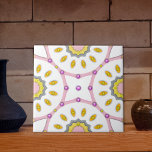 Azulejo De Cerâmica Padrão Cor-de-rosa branco e amarelo marroquino com<br><div class="desc">Design de azulejo de cerâmica decorativa elegante e luxuosa,  com um padrão sem costura feito de formas geométricas em cor-de-rosa pastel,  branco e amarelo e decorado com diamantes cor-de-rosa e amarelo.</div>