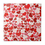 Azulejo De Cerâmica Padrão Coração Vermelho Moderno e Coração Bonito<br><div class="desc">Impressão super fofo e moderno com corações de todas as cores do vermelho. Perfeito para um impressão bonitinho ou,  claro,  Dia do Namorados!</div>