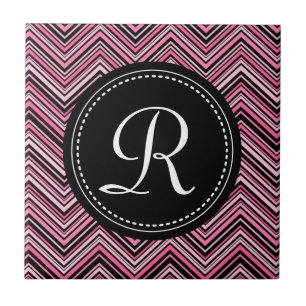 Azulejo De Cerâmica Padrão de Chevron Preto-Cor-de-Rosa Monograma