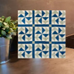 Azulejo De Cerâmica Padrão de inclinação azul do pinhão branco azul de<br><div class="desc">Este elegante azulejo de cerâmica azul e branca apresenta um padrão de manta de retalhos vintage da artéria americana Ira Blount. Adicione charme rústico à sua cozinha, banheiro, balcão, backsplash ou outro espaço em camadas. Também faz um excelente trivet. Tradicional com formas geométricas que se sentem contemporâneas, este azulejo irá...</div>