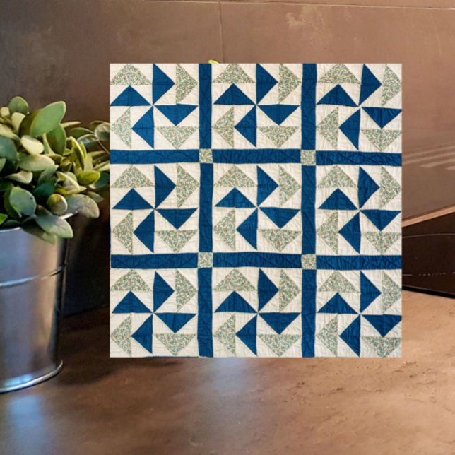 Azulejo De Cerâmica Padrão de inclinação azul do pinhão branco azul de (This blue + white vintage quilt pattern tile will add rustic elegance to your farmhouse!)