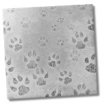 Azulejo De Cerâmica Padrão de Paw da cinza<br><div class="desc">O padrão de impressão de pata cativante neste design tem uma estética áspera única com uma coloração geral de contrastes de cinzas brancas e leves. Esta impressionante interação de estampas mistas adiciona um toque de encanto rústico à estética geral. Quer você seja um amante de animais de estimação ou dono,...</div>