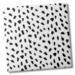 Azulejo De Cerâmica Padrão de pontos simples preto branco<br><div class="desc">Use este pano de fundo simples e chic preto e branco bagunçado para personalizar seu espaço de vida. Você também pode mudar a coloração de fundo para realmente fazê-la sua própria aparência. E você pode até fazer dos pontos pretos uma cor completamente diferente também! Quer queiras usar este azulejo como...</div>