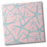 Azulejo De Cerâmica Padrão de Praia Costeira<br><div class="desc">Um padrão de praia costeira, rosa e tenra, com estrelas-do-mar. Mude a cor de fundo, se quiser! Quer queiras usar este azulejo como uma pequena porta copos ou trivit para uma bebida ou prato... ou queres ficar grande com uma pancada de cozinha, ou azulejo de banheiro, depende de ti! Faça...</div>