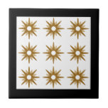 Azulejo De Cerâmica Padrão de Starburst Dourado moderno | Preto<br><div class="desc">Design moderno com padrão de dintage de estrelas de ouro retroradas em fundo branco, emolduradas a preto. Design simples e limpo moderno. Um design numa coleção de coordenação. Crie seu próprio padrão personalizado carregando uma nova imagem ou use o botão "mensagem" para obter ajuda. Para criar seu próprio design de...</div>
