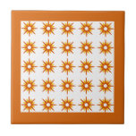 Azulejo De Cerâmica Padrão de Starburst Laranja Moderno do Século médi<br><div class="desc">design de inspiração moderna do século médio com padrão antigo de estrelas de cor laranja retrógrada em fundo branco, enquadrado em laranja brilhante. Design simples e limpo moderno. Crie seu próprio padrão personalizado carregando uma nova imagem ou use o botão "mensagem" para entrar em contato com o designer para obter...</div>