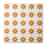 Azulejo De Cerâmica Padrão de Starburst Vermelho-Laranja Moderno do Sé<br><div class="desc">design de inspiração moderna do século médio com padrão de estórias retroradas laranja-avermelhadas em um fundo branco. Design simples e limpo moderno. Crie seu próprio padrão personalizado carregando uma nova imagem ou use o botão "mensagem" para entrar em contato com o designer para obter ajuda. Para criar seu próprio design...</div>