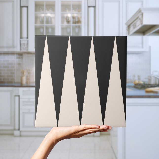 Azulejo De Cerâmica Padrão de Triângulo Moderno Preto e Branco (Modern Triangle Pattern Black and White Tile)
