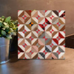Azulejo De Cerâmica Padrão Elegante de proteção contra patch de 4,25"<br><div class="desc">Este elegante azulejo cerâmico apresenta um lindo padrão de colcha de retalhos em tons coloridos de rosa/coral e esticado. Charme e originalidade para a sua cozinha, banheiro, balcão, backsplash ou outro espaço em camadas. Também faz um excelente trivet. Um padrão rústico e antigo com um visual claramente moderno e gráfico....</div>