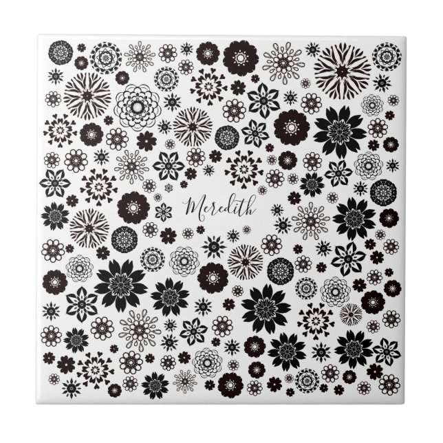 Azulejo De Cerâmica Padrão Floral Branco e Preto de Nome Personalizáve (Frente)