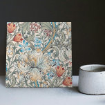 Azulejo De Cerâmica Padrão Floral do Morris Ouro Lily Art Nouveau<br><div class="desc">William Morris Lily Design. William Morris era um designer de têxteis inglês, artista, escritor e socialista associado à Irmandade Pré-Raphaelita e ao Movimento de Artes e Artesanatos Britânicos. Ele fundou uma empresa de design em parceria com o artista Edward Burne-Jones, e o poeta e artista Dante Gabriel Rossetti. Este belo...</div>