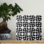 Azulejo De Cerâmica Padrão Geométrico Branco E Preto De Ilusões Óptica<br><div class="desc">Design de azulejo de cerâmica decorativa moderna com um padrão mosaico feito de formas brancas geométricas sobre fundo preto. Textura com efeito de ilusão óptica.</div>