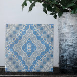 Azulejo De Cerâmica Padrão Geométrico do Cimento da Vintagem Azul<br><div class="desc">A Vintage inspirou um design decorativo com um padrão sem soldadura feito de formas geométricas em tons azuis sobre um fundo texturizado com cimento.</div>