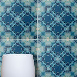 Azulejo De Cerâmica Padrão Geométrico do Mosaico Azul Suave e Indigo<br><div class="desc">Este azulejo cerâmico apresenta um design caleidoscópico mesmerizante. No coração do azulejo está um padrão intrincado em forma de estrela, que serve como ponto focal a partir do qual formas geométricas simétricas irradiam para fora. O design é complexo, porém harmonioso, criando uma ilusão ótica de profundidade e movimento que desenhar...</div>