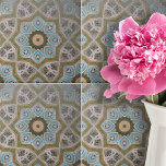 Azulejo De Cerâmica Padrão Geométrico Dourado, , de cor branca, lacrim<br><div class="desc">Apresentando nosso azulejo decorativo de cerâmica que exude uma mistura de apelo moderno e clássico. Ele apresenta um intrincado padrão geométrico que é atraente para os olhos e sofisticado. O motivo central do design é um arranjo simétrico de formas semelhantes a pétalas brancas e lacrimejantes que radiam de um círculo...</div>