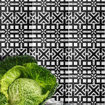 Azulejo De Cerâmica Padrão Geométrico Elegante Preto e Branco<br><div class="desc">Um design decorativo contemporâneo mostra um padrão composto de formas geométricas em um elegante esquema de cores preto e branco. O design é na moda e sofisticado, com linhas limpas e um contraste surpreendente que desenhar a atenção do espectador. As formas geométricas se ajustado perfeitamente, criando um padrão visualmente atraente...</div>
