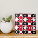 Azulejo De Cerâmica Padrão Geométrico Vermelho Negro e Branco<br><div class="desc">Esse azulejo cerâmico expele um sentido de elegância do eterno com seu intrincado padrão geométrico. O design é simétrico e se espelha horizontal e verticalmente, criando um efeito visual harmonioso. As cores primárias utilizadas no design são vermelho, preto e branco, que são dispostos meticulosamente para criar profundidade e interesse visual....</div>