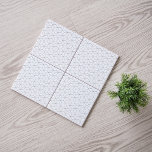 Azulejo De Cerâmica Padrão Isométrico Moderno Preto e Branco<br><div class="desc">Esse azulejo cerâmico moderno apresenta um padrão isométrico minimalista em preto e branco. As cores são totalmente personalizáveis na ferramenta Design,  clicando no botão Editar.</div>