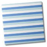 Azulejo De Cerâmica Padrão Moderno de Tendy White Blue Stripe<br><div class="desc">Simples azulejo de cerâmica com padrão de greta azul de lacre em negrito. Use vertical ou horizontal! Impressão super-doce de stripe com legal cor azul moderna e cor azul-bebê contrastando com branco. Excelente para um banheiro para meninos, ou uma cozinha divertida e ousada. Quer queiras usar este azulejo como uma...</div>