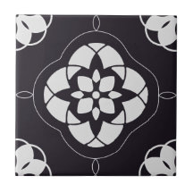 Padrão Simétrico de Flor Branca em Preto