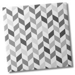 Azulejo De Cerâmica Padrão simples de Cinza de arenque<br><div class="desc">Use esta cinza simples e o pano de fundo branco herringbone para personalizar seus próprios itens com suas iniciais ou personalizar para suas próprias necessidades. Quer queiras usar este azulejo como uma pequena porta copos ou trivit para uma bebida ou prato... tu vais ficar grande com uma pancada de cozinha...</div>