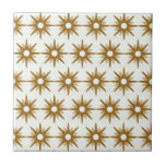 Azulejo De Cerâmica Padrão Simples e Dourado de Starburst Branco<br><div class="desc">Médio moderno do século com inspiração de design com padrão clássico de estrelas de ouro sobre fundo branco. Design simples e limpo moderno. Crie seu próprio padrão personalizado carregando uma nova imagem ou use o botão "mensagem" para entrar em contato com o designer para obter ajuda. Para criar seu próprio...</div>