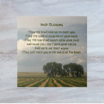 Azulejo De Cerâmica Paisagem tradicional irlandesa de bênção da agricu<br><div class="desc">Azulejo cerâmico com a imagem fotográfica de uma paisagem rural e do céu,  juntamente com uma tradicional bênção irlandesa em estilo celta. Selecione o tamanho do seu azulejo. Faz um excelente trivial para a cozinha e como um presente para o lar!</div>