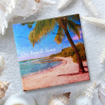 Azulejo De Cerâmica Palm Tree Hawaii Vintage Photo On Beach Time Type<br><div class="desc">"Na hora da praia." Volte às memórias de dias de praia tropical e preguiçosos sempre que você usa essa fanfarra de férias do Havaí, retrô, olhares antigos, azulejo cerâmico aflitos de uma palmeira solitária em uma praia arenosa e crescente, com céus azuis claros e água. 2 tamanhos para escolher entre:...</div>