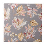 Azulejo De Cerâmica Pampas cinzas cor-de-rosa bege floral<br><div class="desc">Um fundo "rosado" de cinza suave/rosa. Decorado com grama-pampas e flores cor-de-rosa e grama-bege e-ouro.</div>