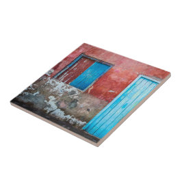Azulejo De Cerâmica Parede vermelha, azul e cinza, porta e janela