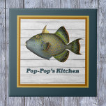 Azulejo De Cerâmica Peixe-boia no Dourado profundo e laranja com nome<br><div class="desc">Esta incrível imagem de vintage de Pseudobalistes fuscus, comumente chamada de Triggerfish Azul ou Amarelo, é uma alegre adição à sua casa. Personalize o texto para adicionar seu nome ou uma sala diferente se você exibir o azulejo em outro lugar. Certifique-se de personalizar o texto, onde indicado. Está bordado em...</div>