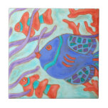 Azulejo De Cerâmica Peixe pop<br><div class="desc">Natação debaixo do mar com este belo peixe de cor d'água. Esta pintura de Nancy Slocum captura a bela vida hídrica sob os mares. Captura os peixes multicoloridos cercados por algas selvagens à medida que se natações rapidamente. Peguem seus belos peixes hoje no próximo produto Zazzle.</div>