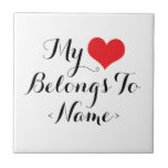 Azulejo De Cerâmica Personalize Meu Coração Pertence A<Name><br><div class="desc">Personalize seu próprio design "Meu Coração Pertence A" com o nome do seu namorado,  namorada,  marido,  esposa,  filho,  filha,  melhor amigo,  cachorro,  gato ou qualquer pessoa com um lugar especial no seu coração. Ótimo para o Dia dos Namorados,  Aniversários,  Feriados ou qualquer dia.</div>