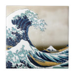 Azulejo De Cerâmica Personalizou a grande onda fora dos presentes de<br><div class="desc">A grande onda fora de Kanagawa é um impressão famoso do woodblock pelo artista japonês Hokusai. Foi publicada em 1832 (período de Edo) como o primeiro nas séries de Hokusai 36 vistas de Monte Fuji e é seu trabalho mais famoso. Descreve barcos de ameaça de uma onda enorme perto da...</div>