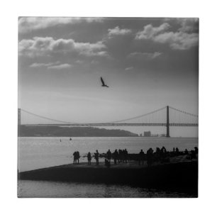 Azulejo De Cerâmica Ponte suspensa em Lisboa Foto Preto e Branco