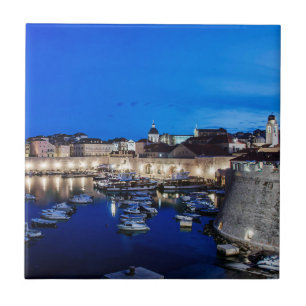 Azulejo De Cerâmica Porto de Dubrovnik e paredes iluminadas à noite