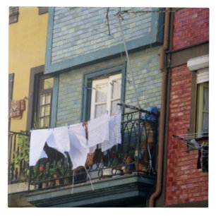 Azulejo De Cerâmica Portugal, Porto. Mulher pendurada na roupa