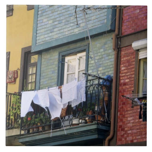 Azulejo De Cerâmica Portugal, Porto. Mulher pendurada na roupa (Frente)