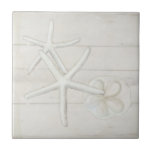 Azulejo De Cerâmica Praia Starfish Sandoz Shelly Wood Lavado Branco<br><div class="desc">O design monocromático simples e elegante é perfeito para uma casa de praia de na moda moderna ou para uma casa em Cottage na praia. O pasto de óleo pintado de peixe-estrela branco e o sol embrulham conchas de areia dólar com detalhes elegantes e paixões foi criado por uma artista...</div>