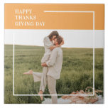 Azulejo De Cerâmica Presente para o Dia de Ação de Graças da Família M<br><div class="desc">Foto Da Família Moderna E Feliz Dia De Ação De Graças Melhor Presente Para Seus Amigos E Família,  Texto Personalizado De Ação De Graças Com Cores De Outono.</div>