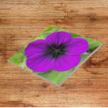 Azulejo De Cerâmica Púrpura Cranesbill Geranium Floral<br><div class="desc">Para aqueles que amam a cor púrpura! Azulejo cerâmico que apresenta a foto de uma pequena flor roxa de Geranium. Um design floral adorável! Selecione o tamanho do seu azulejo. Faz uma trivet de cozinha excelente!</div>
