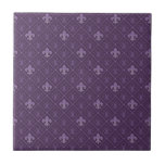 Azulejo De Cerâmica Púrpura Fleur de Lis Padrão Sem Costura<br><div class="desc">Estilo Retro Roxo Fleur de Lis - Design de Padrão Sem Costura. Perfeito para sotaques de parede de azulejo interior, backplashes, lareiras cercadas, paredes de banheiro e chás, cozinhas e projetos de artesanatos. Não se destina a utilização no exterior. Sugestão: Encomenda um azulejo a ser revisado antes de fazer um...</div>