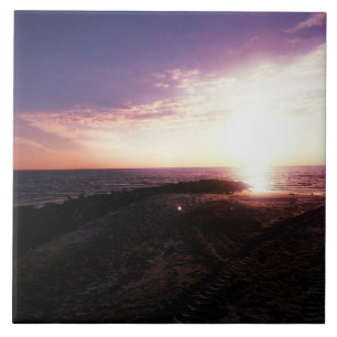 Azulejo De Cerâmica Púrpura Rosa Púrpura Sunset sobre Água Foto da Cos