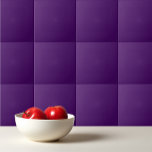 Azulejo De Cerâmica Púrpura violeta escura sólida<br><div class="desc">Design violeta violeta de cor sólida e violeta.</div>