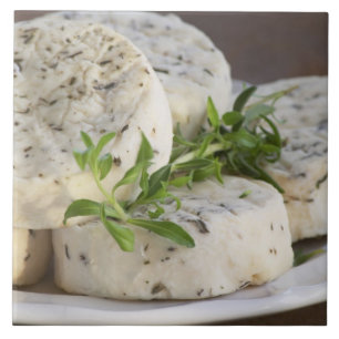 Azulejo De Cerâmica Queijo de cabra francês - chevre - com ervas em um